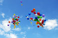 Die Luftballoons steigen höher und höher
