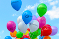 Die Luftballoons werden mit den Karten in die Freiheit entlassen