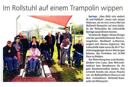 Im Rollstuhl auf einem Trmapolin wippen - Lebenshilfe Zeitung Artikel vom 27.06.2017