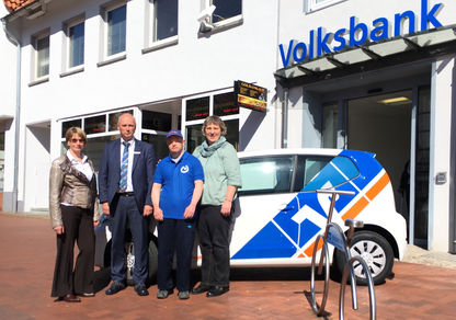 Bei der Autoübergabe dabei waren (v.l.) Ines Kajewicz, Klaus Zersen, Sven Beckmann und Wiebke Banse
Foto: Volksbank